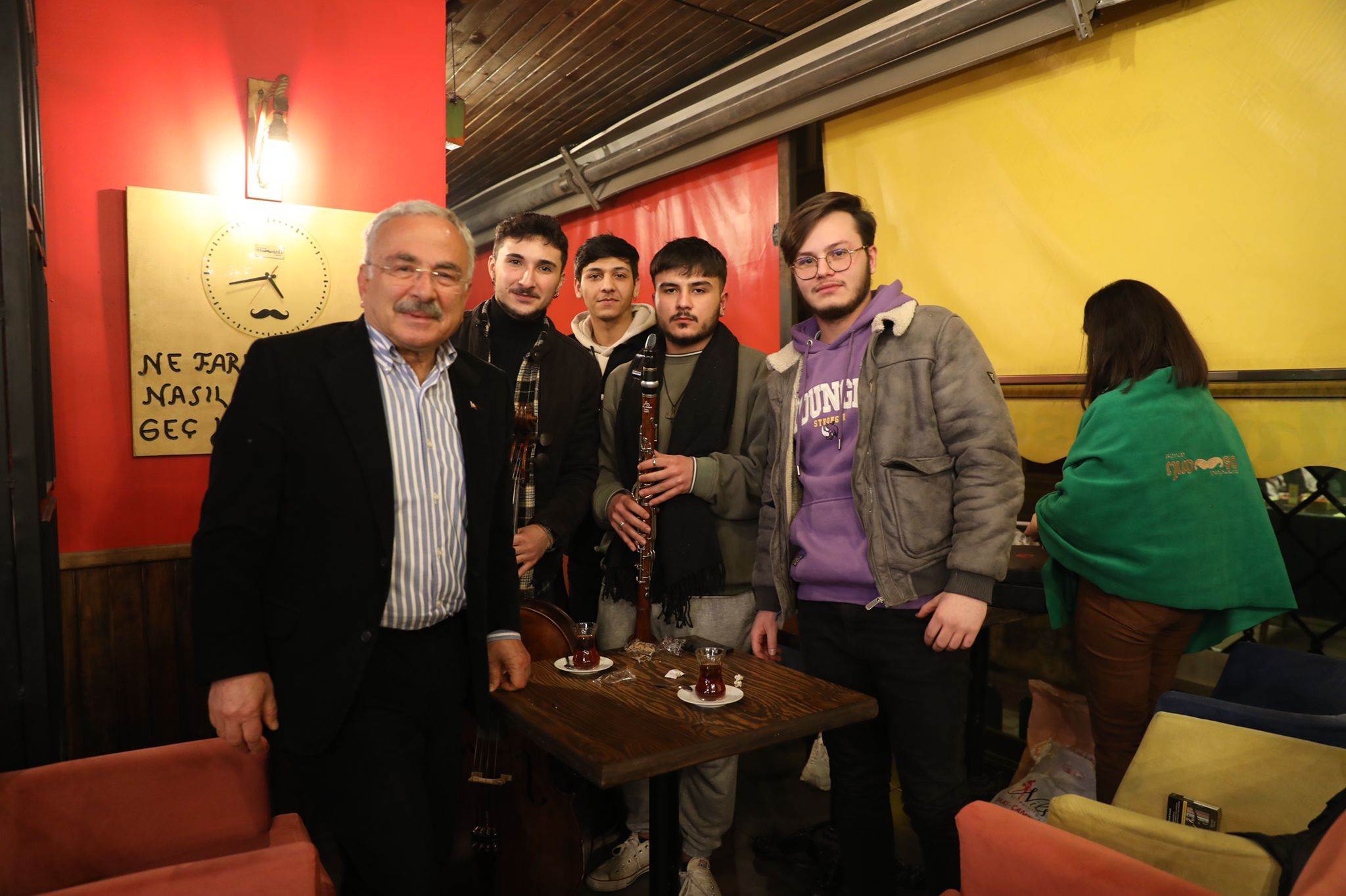 BAŞKAN GÜLER GENÇLERİN MASASINA MİSAFİR OLDU